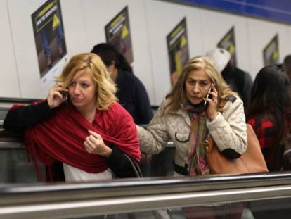 Usuarias de móvil en el metro de Madrid. 
