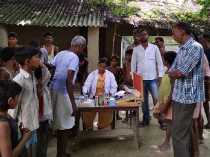 Prubas médicas en una zona rural de India.