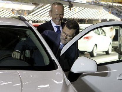 El presidente del Gobierno, Mariano Rajoy, junto al presidente de General Motors Europa, Karl-Thomas Neumann