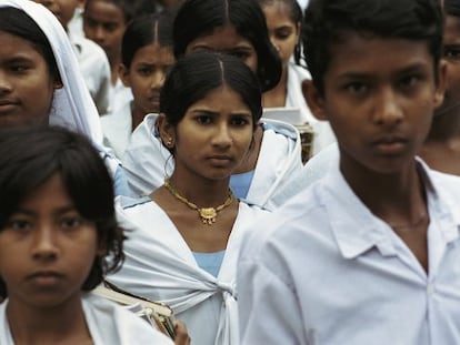 Niños y niñas en un colegios de Bangladesh.