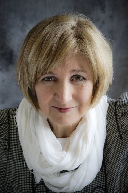 Autora de literatura infantil, dramaturga y ensayista, es en la novela donde encontramos la mayor y mejor parte de la obra de Lídia Jorge (Boliqueime, 1946). Muy apegada a la tradición oral al comienzo, la guerra colonial —que conoció de cerca— preside alguna de sus obras mayores, avanzando después por caminos siempre nuevos y formalmente bien cimentados donde la mirada rescata con frecuencia el mundo social de los humillados y ofendidos, sin prescindir de la ironía y el cuestionamiento de la tradición narrativa más próxima. En castellano podemos encontrar dos de sus mejores novelas, 'Noticia de la ciudad silvestre' y 'La costa de los murmullos' (Alfaguara).
