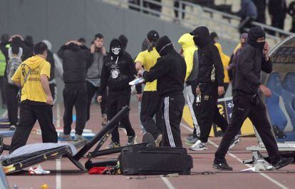 Los ultras del AEK destrozan el estadio.