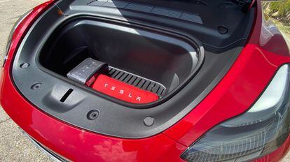 Como es habitual en todos los vehículos Tesla, contaremos con un utilísimo compartimento debajo del capó donde tendremos espacio suficiente para llevar maletas de un tamaño medio.