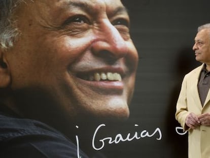 Zubin Mehta, ante el cartel de despedida que le preparado el Palau de les Arts.