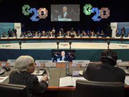 Janet Yellen mira al responsable del Tesoro Asutraliano en la conferancia del G-20. 