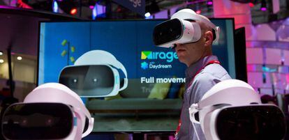 Un visitante prueba unas gafas de realidad virtual en uno de los expositores del Mobile World Congress celebrado el a&ntilde;o pasado.