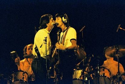 David Gilmour y Roger Waters, que no se hablaron durante la gira, juntan aquí sus voces en un momento del concierto de 'The wall'.