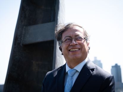 Gustavo Petro en la obra 'Kusikawsay', instalada en el Jardín de Esculturas de la sede de la ONU (Nueva York), el 21 de septiembre de 2022.