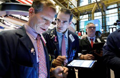 Varios agentes de bolsa trabajan en el piso de la Bolsa de Valores de Nueva York (EE UU).