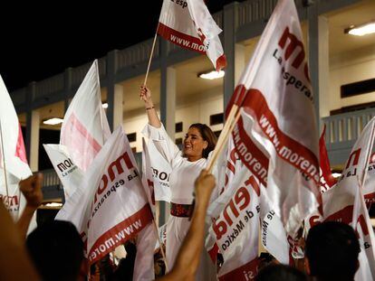 Mara Lezama, candidata de Morena a la gubernatura de Quintana Roo, festeja con simpatizantes su  triunfo en las elecciones.