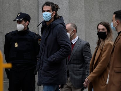 El diputado y secretario de Organización de Podemos, Alberto Rodríguez (en el centro), al llegar al Tribunal Supremo en marzo.