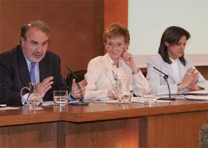 Pedro Solbes, junto a María Teresa Fernández de la Vega (centro) y María Antonia Trujillo, ayer, tras el Consejo de Ministros.