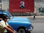 El VIII Congreso del Partido Comunista Cubano,que comenzó este viernes en La Habana, se realiza en un momento clave. La isla afronta una de las peores crisis de su historia y Raúl Castro anunció su retiro. En foto, la gente pasa junto a un cartel publicitario del VIII Congreso del Partido Comunista de Cuba.