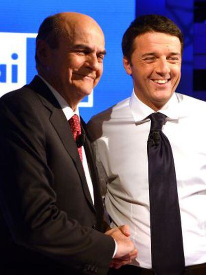 Los candidatos Bersani (izq.) y Renzi posan antes del debate televisado celebrado el 28 de noviembre.