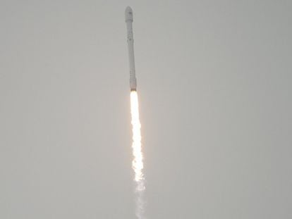 El cohete Falcon9 explota al aterrizar en una plataforma flotante en el mar