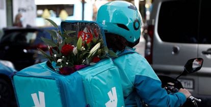 Un rider de Deliveroo lleva flores por encargo. 