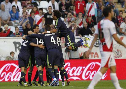 Los jugadores del Madrid celebran el primer gol