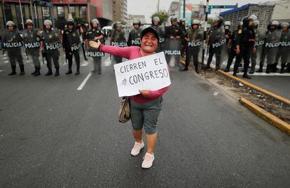 Una manifestante en Lima pide el cierre del Congreso. Este jueves se ha cumplido una semana de protestas en Perú tras la destitución de Pedro Castillo, por el intento de autogolpe.