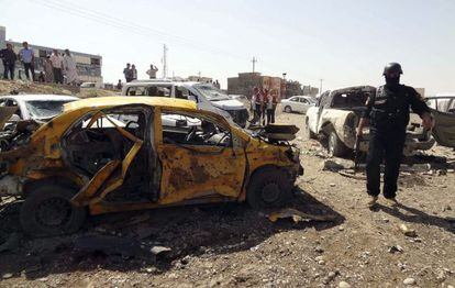 Restos de un coche bomba en Kirkuk, a 290 kil&oacute;metros de Bagdad, tras una explosi&oacute;n ocurrida el viernes.
