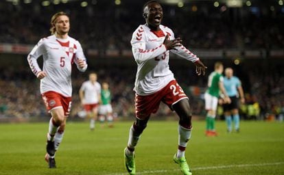 Pione Sisto celebra un gol con Dinamarca.