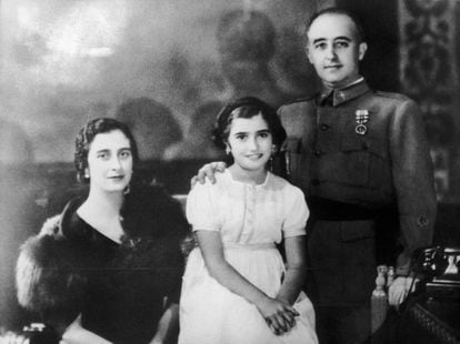 El dictador Francisco Franco, su esposa y su hija, en enero de 1938.
