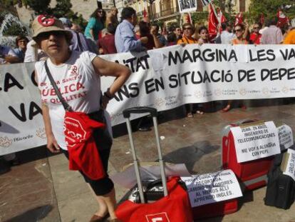 Maletas que ilustraban el exilio de profesionales en la protesta de ayer en la plaza de la Virgen de Valencia.