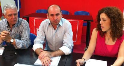En el centro, Francisco Conejo, secretario de Política Municipal del PSOE.