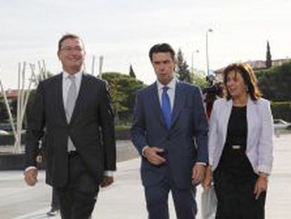 El presidente de PwC, Carlos Mas con el ministro de Industria, Jos&eacute; Manuel Soria y la presidenta de Siemens, Rosa Garc&iacute;a.
