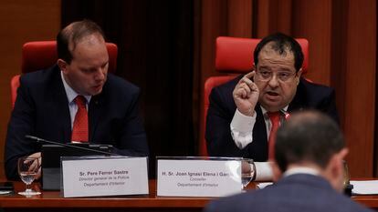 El consejero de Interior, Joan Ignasi Elena, junto al director general de la Policia, Pere Ferrer, en el Parlament en 2022.