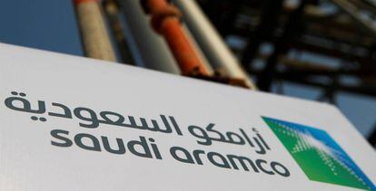 Cartel de Saudi Aramco en una instalación petrolífera en Abqaiq, Arabia Saudí.