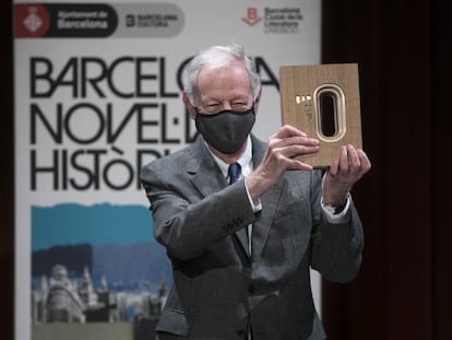 Eduardo Menoza, aquets dilluns, en rebre el 8è Premi Internacional de Novel·la Històrica Barcino.