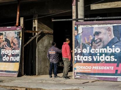 Carteles de propaganda electoral para las elecciones primarias del próximo 13 de agosto en Buenos Aires.