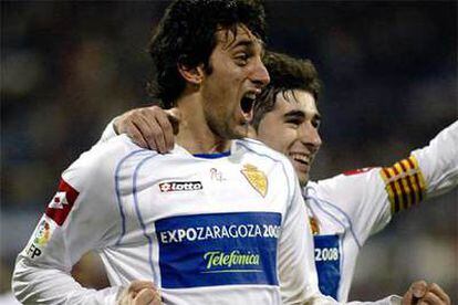 Diego Milito celebra, junto a Cani, uno de sus cuatro tantos al Real Madrid.