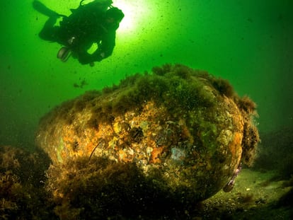 Un buceador junto a una enorme bomba de la Segunda Guerra Mundial sin estallar en el mar Báltico.