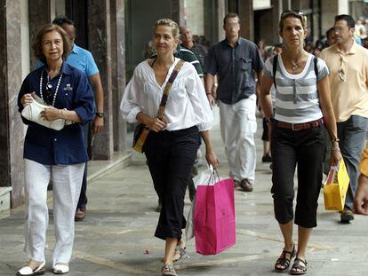 La reina Sofía y las infantas Elena y Cristina han dedicado la mañana a comprar en el centro de Palma, tras regresar de Grecia, donde han asistido al bautizo del quinto hijo de Pablo de Grecia y Marie Chantal Miller. La familia real, que veranea en el Palacio de Marivent, está siguiendo con normalidad sus vacaciones tras los atentados de ETA en la isla. Doña Sofía ha disfrutado de la compañía de sus hijas, en especial de Cristina que se trasladará a vivir a Washington en las próximas semanas.