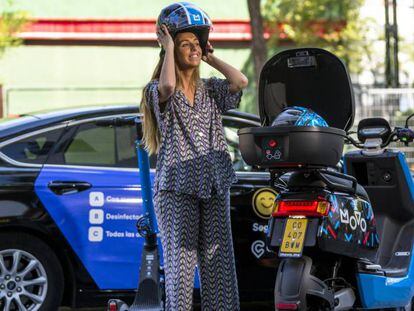 Una mujer se dispone a utilizar una moto de Movo.