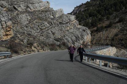 Dos mujeres pasean por la carretera comarcal, en la zona de los Montes Universales.