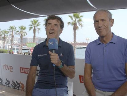 El exciclista, Pedro Delgado, y el narrador de ciclismo de TVE, Carlos de Andrés. En vídeo, la entrevista.