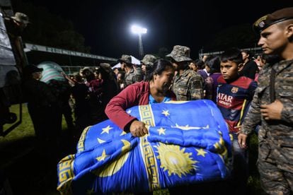 Los vecinos evacuados de las comunidades cercanas al Volcán de Fuego portan sus pertenencias a su llegada al refugio temporal de Escuintla, el 19 de noviembre de 2018.