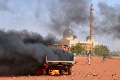 Protestas frente a la gran mezquita de Niamey.