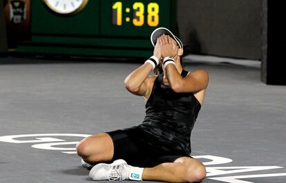 Muguruza celebrates the victory in the final on the track.