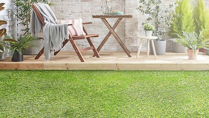 Enjoy a resistant and durable artificial grass.  © Courtesy of Amazon.