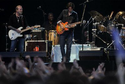 Gregg Allman, a la izquierda, durante su actuación en Vitoria la noche del sábado en el Azkena Rock.