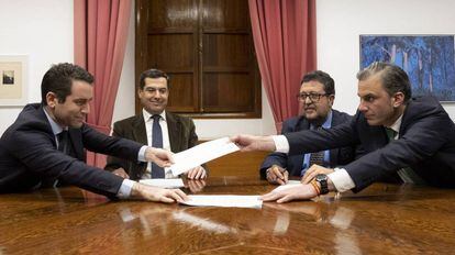 Teodoro García Egea y Juan Manuel Moreno, del PP, y Javier Ortega Smith y Francisco Serrano, de Vox, durante la firma del acuerdo de investidura.