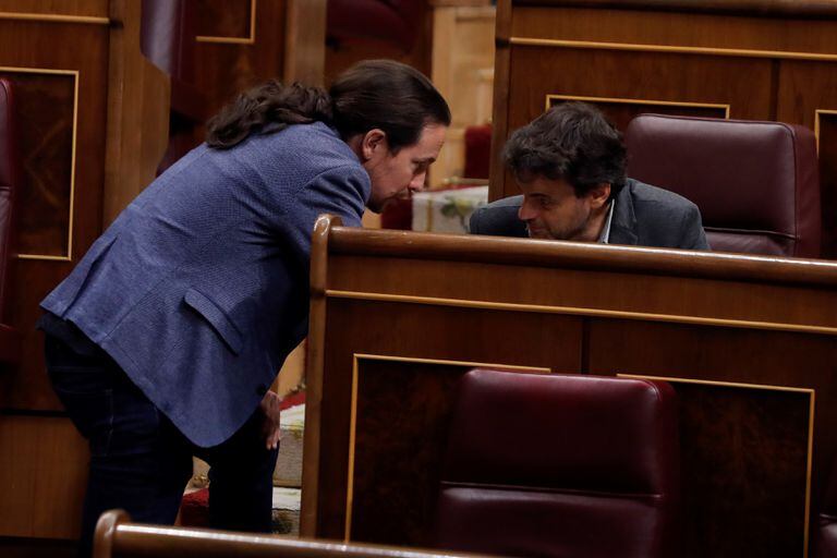 Pablo Iglesias conversa con Jaume Asens, durante el pleno del Congreso este miércoles.