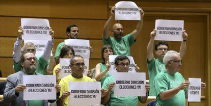 Protesta de IU en el Pleno del congreso celebrado en el Senado