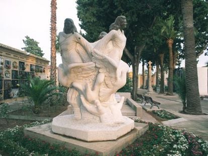 Estatua en el cementerio de Alc&agrave;sser en recuerdo a las ni&ntilde;as asesinadas.