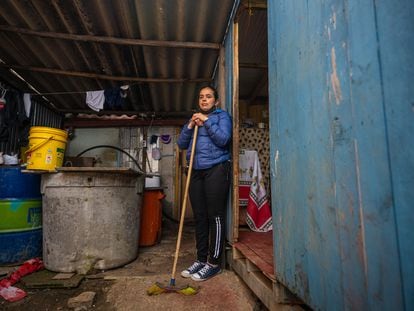 BOGOTÁ, COLOMBIA - 23 SEPTIEMBRE, 2022: Adriana, habitante del barrio Verbenal Sur en la localidad de Ciudad Bolívar, posa para fotografía, el 23 de septiembre del 2022. Foto: Diego Cuevas / El País