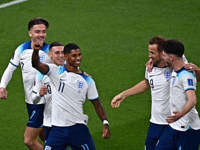 Los jugadores de Inglaterra celebran el gol de Rashford ante Irán.
