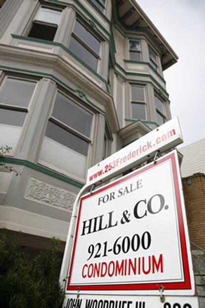 Cartel de la inmobiliaria Hills & Co. frente a una vivienda del exclusivo barrio de Haight- Ashbury en San Francisco, California. Los precios de la vivienda en la Bahía de San Francisco se encuentra en el nivel más bajo de los últimos 12 años, debido a la crisis hipotecaria.